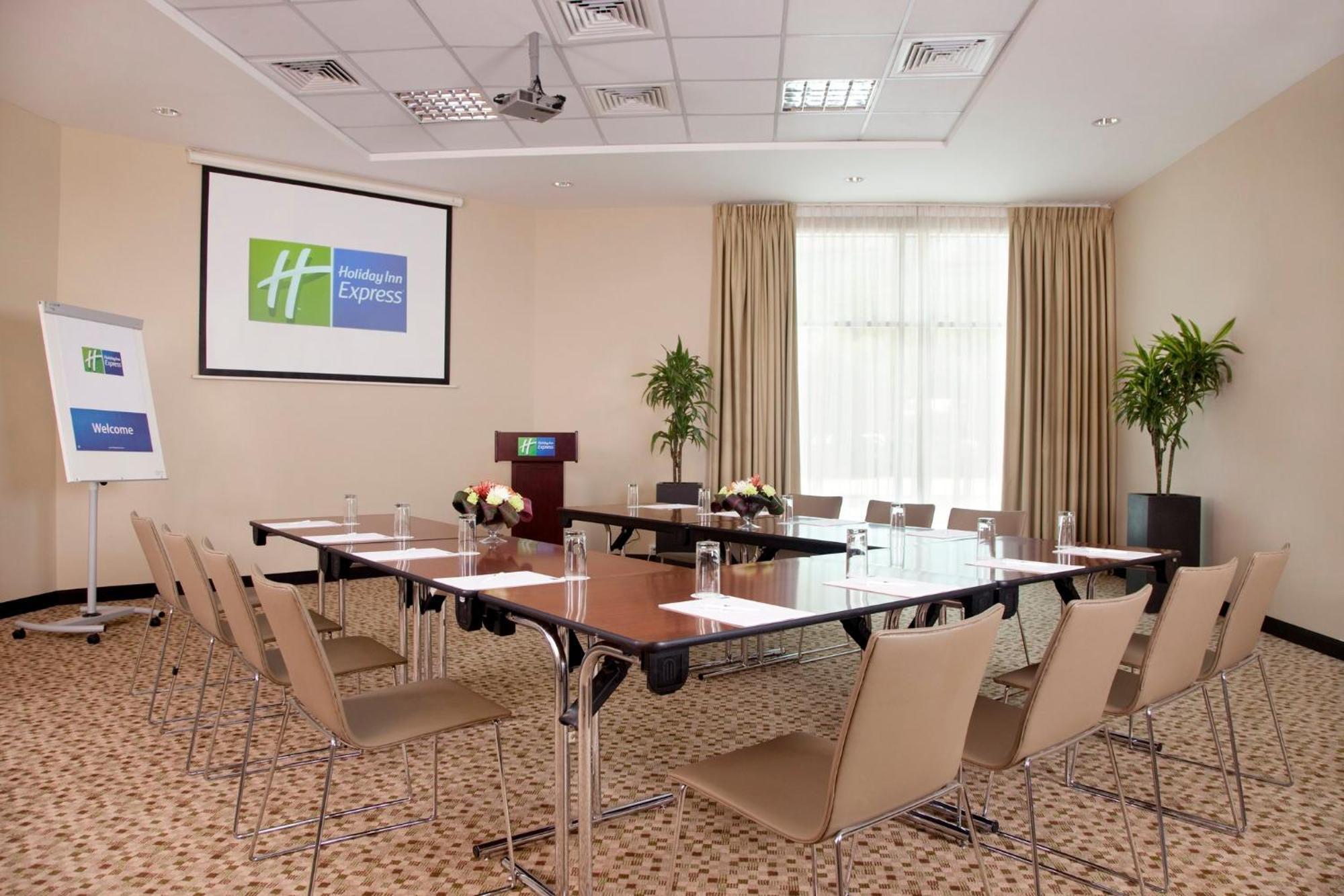 Holiday Inn Express Dubai Safa Park By Ihg Exteriér fotografie